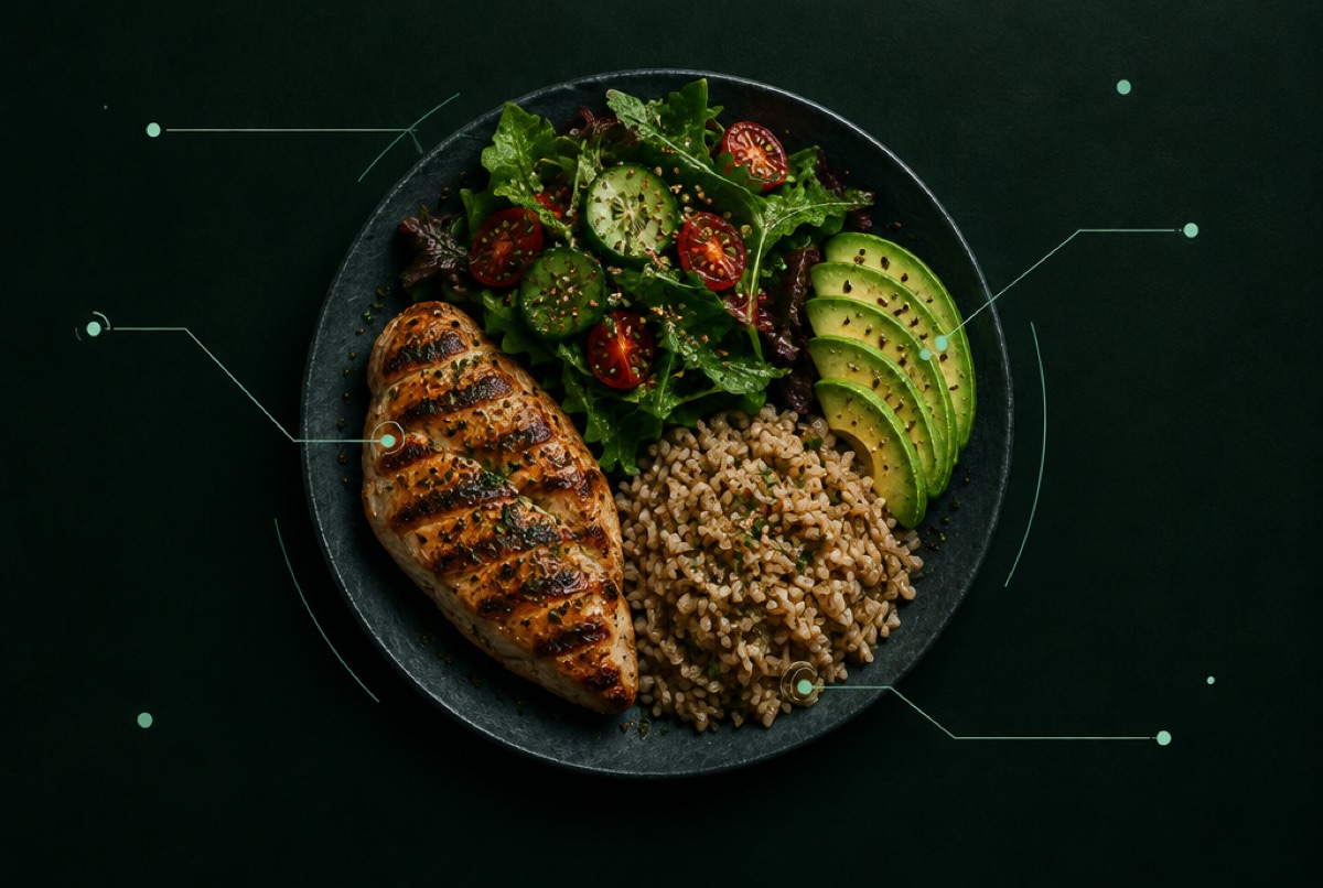 Prato equilibrado com frango grelhado, arroz integral e salada